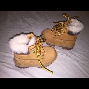 𝅺Toddler Girls timberland fur lined wheat boots o